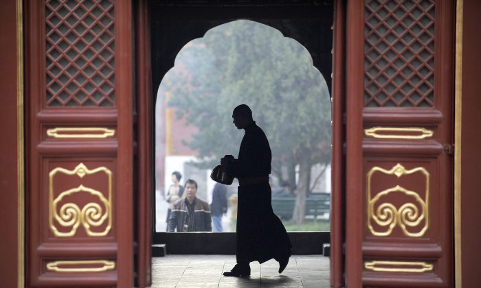 Монах в храме Юнхэгун-ламы в Пекине, Пекин, 24 октября 2012 года. Многие китайские чиновники, ищущие совета относительно своей карьеры, в последние годы подружились с монахами и мастерами цигун. (Ван Чжао / AFP / Getty Images) | Epoch Times Россия