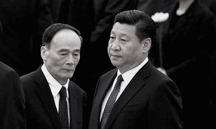 Китайский лидер Си Цзиньпин (справа) и бывший руководитель антикоррупционной политики Ван Цишань в Пекине 30 сентября 2014 г. (Feng Li / Getty Images) | Epoch Times Россия