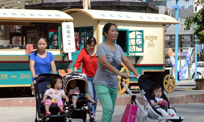 Группа китаянок прогуливается с младенцами у торгового центра в Пекине 18 октября 2014 года. По данным государственного СМИ Синьхуа, соотношение полов в Китае при рождении в 2014 году составляло 115,88 мальчиков на 100 девочек, что является самым высоким показателем в мире. . (Го Чай Хин / AFP / Getty Images) | Epoch Times Россия