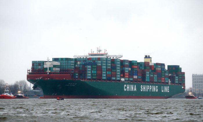 Грузовое судно China Shipping Group прибывает в порт Гамбург, Германия, 13 января. (Joern Pollex / AFP / Getty Images) | Epoch Times Россия