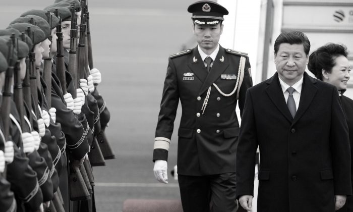 Лидер китайского режима Си Цзиньпин (в центре) и его жена Пэн Лиюань прибывают в берлинский аэропорт Тегель 28 марта 2014 г. (John Macdougall / AFP / Getty Images) | Epoch Times Россия