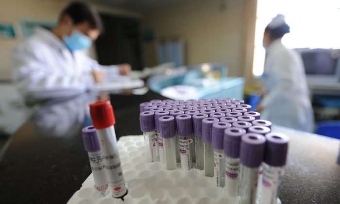 Китайский медицинский персонал готовит лекарства в больнице в Хэфэе в провинции Аньхой на востоке Китая, 25 ноября 2009 г. (STR / AFP / Getty Images) | Epoch Times Россия