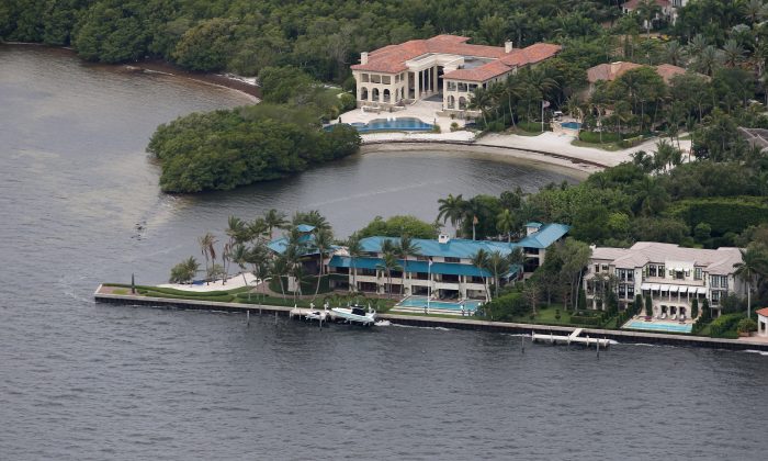 3 июня 2014 года в Майами, штат Флорида, видна дорогая недвижимость на набережной. Коррумпированные китайские чиновники все чаще ищут элитную недвижимость в Соединенных Штатах. (Джо Рэдл / Getty Images) | Epoch Times Россия