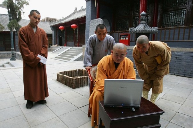 Настоятель монастыря Шоалинь Ши Юнсинь работает за компьютером. Фото: Getty Images | Epoch Times Россия