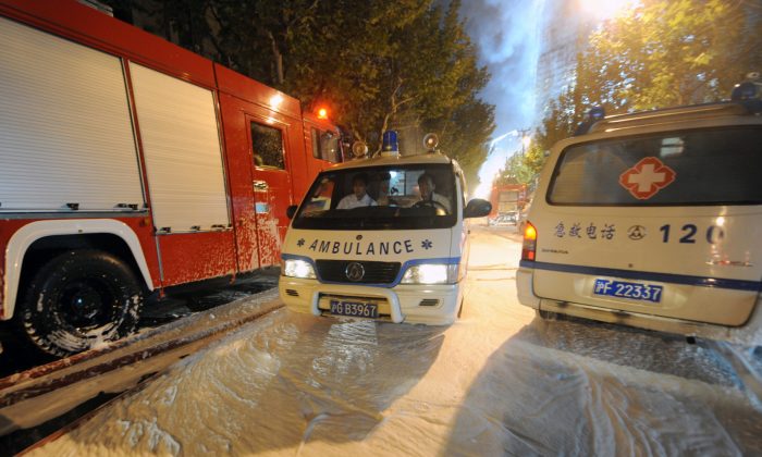 Медицинский персонал сидит в машине скорой помощи в Шанхае 15 ноября 2010 года. В последние несколько лет в Китае появились поддельные службы скорой помощи, сбивая с толку и подвергая опасности пациентов. (STR / AFP / Getty Images) | Epoch Times Россия