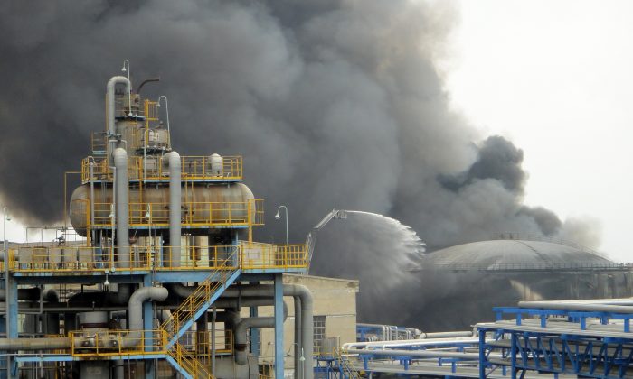 Пожар на нефтеперерабатывающем заводе PetroChina в Даляне 29 августа 2011 года. Ляо Юнюань, генеральный директор PetroChina, задержан для проведения расследования. (STR / AFP / Getty Images) | Epoch Times Россия