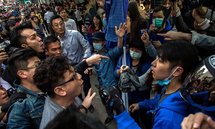 Столкновения протестующих со сторонниками правительства в Юэн Луне во время митинга против параллельной торговли товарами 1 марта 2015 года в Гонконге. (Лам Ик Фей / Getty Images) | Epoch Times Россия
