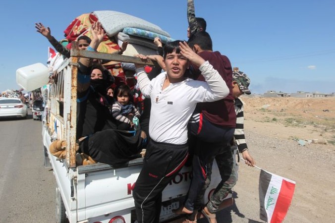 Мирные жители возвращаются в Аль-Алам. AHMAD AL-RUBAYE/AFP/Getty Images | Epoch Times Россия