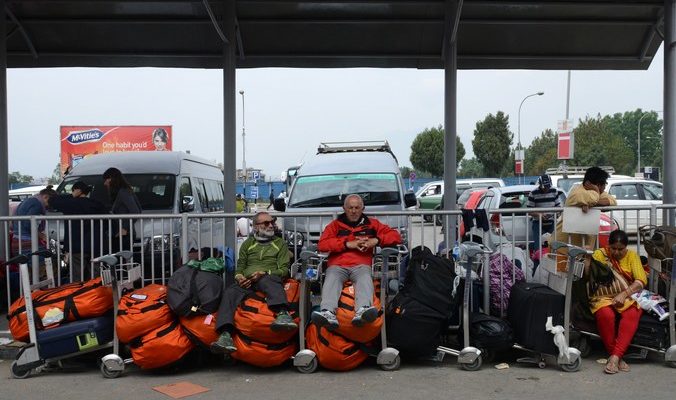 Туристы в аэропорту Непала ожидают эвакуации. Фото: PRAKASH MATHEMA/AFP/Getty Images | Epoch Times Россия
