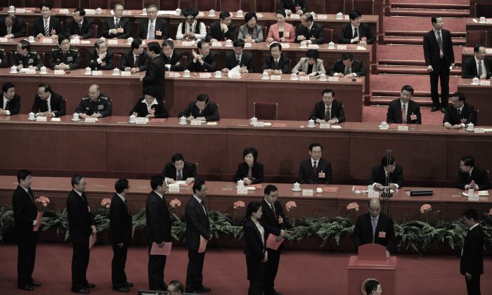 Делегаты голосуют во время выборов нового председателя Китая во время 12-го Всекитайского собрания народных представителей (ВНС) в Пекине 14 марта 2013 года. Партийные следователи в провинции Шаньси недавно провели чистку. (Марк Ральстон / AFP / Getty Images) | Epoch Times Россия