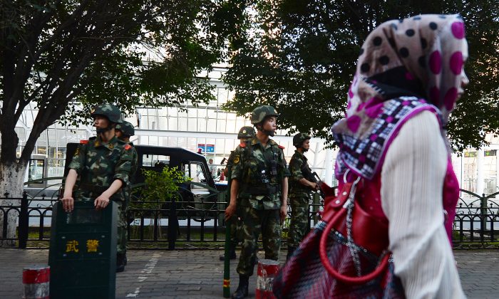 Китайская военизированная полиция стоит на страже района мусульманского уйгурского меньшинства Урумчи, провинция Синьцзян, 30 июня 2013 г. (Mark Ralston / AFP / Getty Images) | Epoch Times Россия