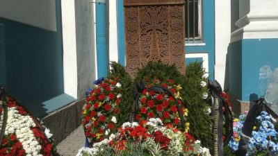 Цветы к хачкару в день столетия геноцида армян