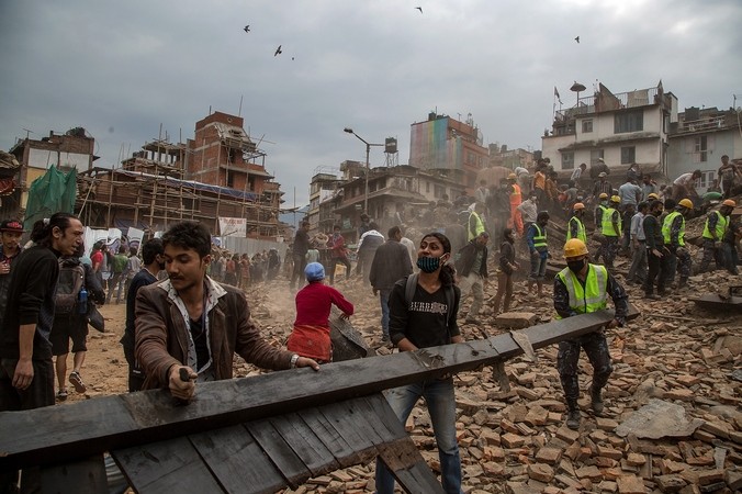Поиски спасателями выживших под обломками зданий после землетрясения, Непал, 25 апреля, 2015 год. Фото: Omar Havana/Getty Images | Epoch Times Россия