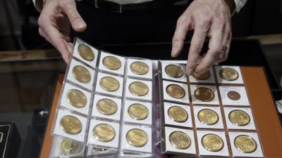 Китай пытается сделать юань валютой МВФ, но скрывает данные о запасах золота