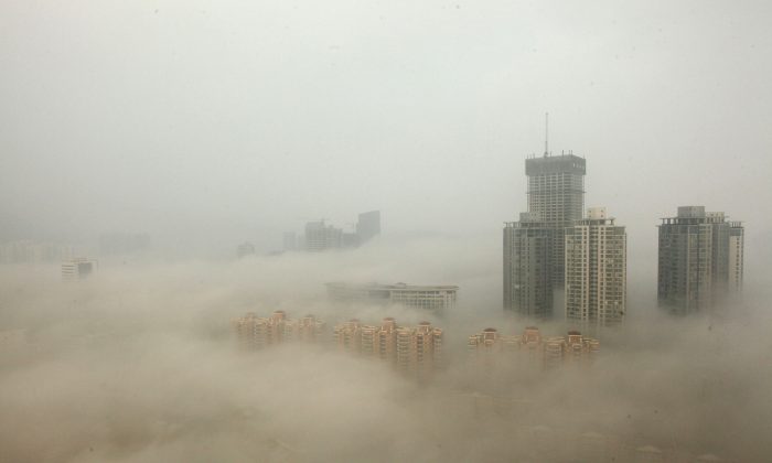 Здания окутаны смогом 8 декабря 2013 года в Ляньюньгане, Китай. (Фото ChinaFotoPress / Getty Images) | Epoch Times Россия