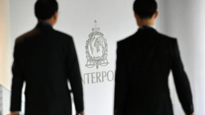 Китай попросил Интерпол найти 100 беглых чиновников