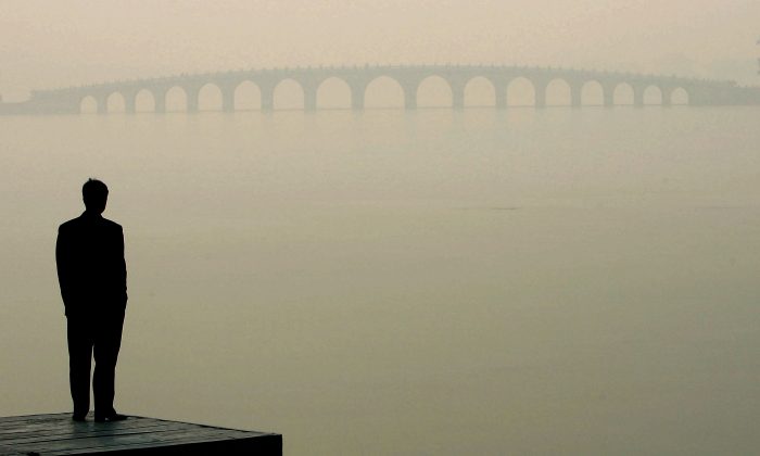 Мост в густом тумане в Пекине. (Гуан Ню / Getty Images) | Epoch Times Россия