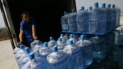 В Китае под видом очищенной продают воду из-под крана