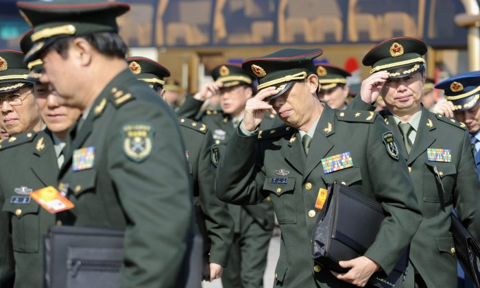 Китайские военные делегаты прибывают на пленарное заседание Всекитайского собрания народных представителей в Пекин 9 марта 2010 г. (Лю Цзинь / AFP / Getty Images) | Epoch Times Россия