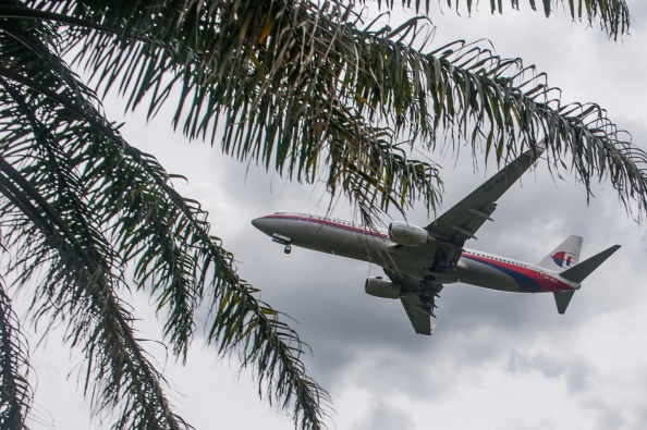 Самолёт Malaysia Airlines готовится к посадке в международном аэропорту Куала-Лумпур. Malaysia Airlines, потерявшая в прошлом году два самолёта, обнародует финансовые показатели компании за второй квартал 28 августа. Фото: MOHD RASFAN/AFP/Getty Images | Epoch Times Россия