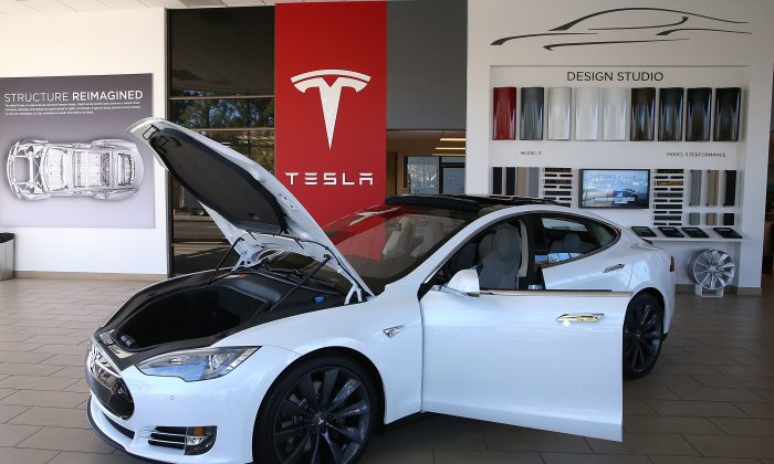 Автомобиль Tesla Model S демонстрируется в демонстрационном зале Tesla в Пало-Альто, Калифорния, 5 ноября 2013 г. (Джастин Салливан / Getty Images) | Epoch Times Россия