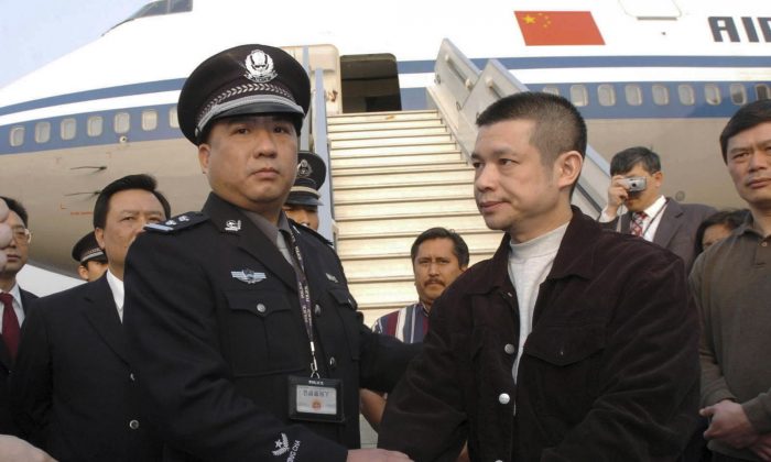 Юй Чжендун (справа) арестован китайской полицией. Китайские официальные лица сделали все возможное, чтобы избежать ареста. (AP / Синьхуа, Юань Ман, файл) | Epoch Times Россия