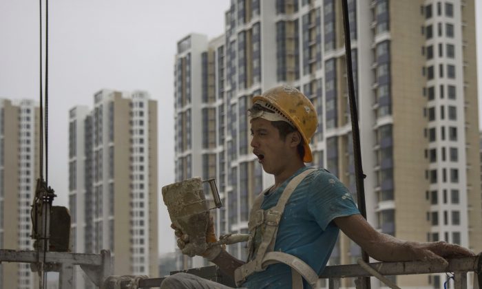 Китайский строитель в новом жилом комплексе 29 августа 2014 года в Пекине, Китай. (Кевин Фрайер / Getty Images) | Epoch Times Россия