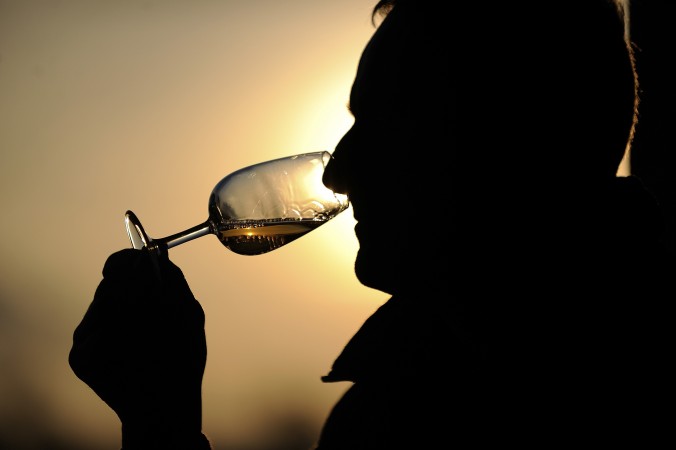 Винодел Патрис Ашар держит бокал вина из своего погреба в Сен-ОБен-де-Луинье, Западная Франция, 16 декабря 2014 г. Фото: Jean-Sebastien Evrard/AFP/Getty Images | Epoch Times Россия
