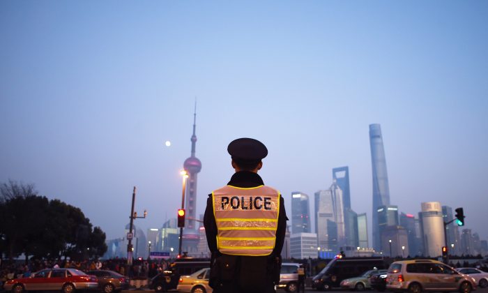 Полицейский на месте новогодней давки в Шанхае 3 января 2015 г. (Ван Чжао / AFP / Getty Images) | Epoch Times Россия