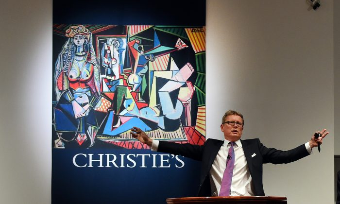Аукционист Юсси Пилкканен принимает ставки на картину Пикассо «Les Femmes d'Alger (Version O)» на Christie's в Нью-Йорке 11 мая 2015 года за 179,3 миллиона долларов США, побив рекорд по самым дорогим произведениям искусства, проданным на аукционе. (Тимоти А. Клэри / AFP / Getty Images) | Epoch Times Россия