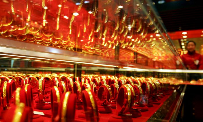 Золотые браслеты в ювелирном магазине в Вуане, Китай, 9 января 2008 г. Китайцы всегда ценили золото и теперь хотят контролировать физическую цену. (China Photos / Getty Images) | Epoch Times Россия