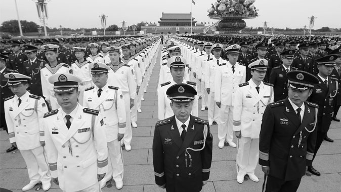 Китайские военные стоят на площади Тяньаньмэнь 30 сентября 2014 года. Разросшаяся коррупция сводит на нет боеспособность китайской армии. Фото: STR/AFP/Getty Images | Epoch Times Россия