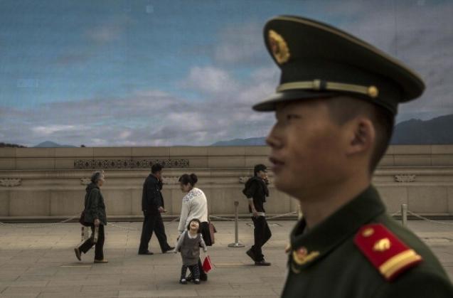 В преддверии 25-й годовщины событий «4 июня» на площади Тяньаньмэнь в Пекине сотрудники безопасности и полицейские на каждом углу. Фото: Kevin Frayer/Getty Images | Epoch Times Россия