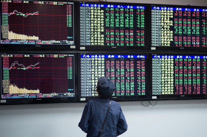 Пожилой инвестор смотрит на котировки акций в Шанхае 22 августа 2014 года. Фото: Johannes Eisele/AFP/Getty Images | Epoch Times Россия