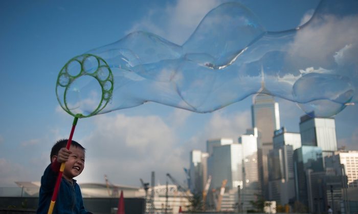 На этой фотографии из файла мальчик взмахивает пузырями в воздухе в Гонконге. (Энтони Кван / Getty Images) | Epoch Times Россия