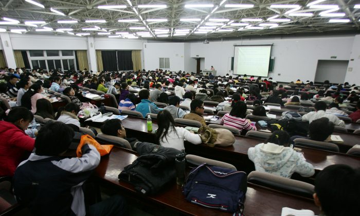 Студенты посещают урок в Северо-восточном педагогическом университете 22 марта 2007 года в городе Чанчунь, провинция Цзилинь, Китай. (China Photos / Getty Images) | Epoch Times Россия