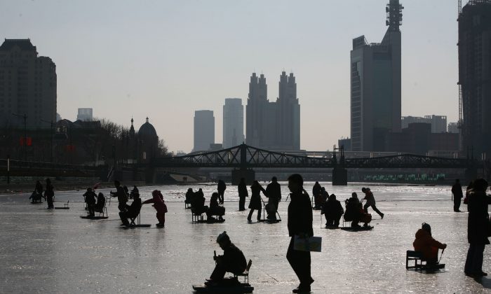Людит на замерзшей реке Хайхэ 26 января 2009 года в Тяньцзине, Китай. (China Photos / Getty Images) | Epoch Times Россия