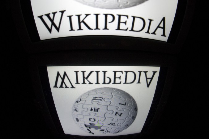 Логотип Wikipedia отображается на экране планшета . Фото: Lionel Bonaventure/AFP/Getty Images | Epoch Times Россия