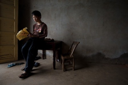 Мальчик, родители которого уехали на заработки, деревня Чжуаншуцзуй, провинция Хунань, 30 апреля 2013 года. Фото: Ed Jones/AFP/Getty Images | Epoch Times Россия