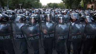 Полиция начала разбирать баррикады в центре Еревана