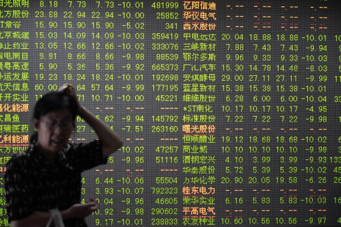 Инвестор перед экраном, отображающим движения фондового рынка в Ханчжоу, провинция Чжэцзян на востоке Китая, 7 июля 2015 г. Фото: Getty Images | Epoch Times Россия