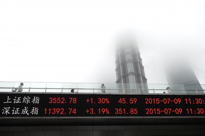 Индекс Shanghai Composite (сверху) и Шэньчженьской фондовой биржи, Шанхай, Китай, 9 июля 2015 г. Фото: STR/AFP/Getty Images | Epoch Times Россия