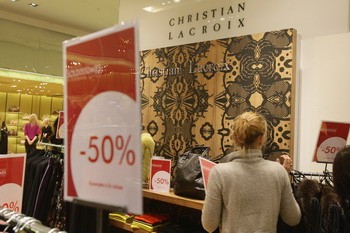 ПАРИЖ - ЯНВАРЬ 07: Покупатели смотрят на одежду Christian Lacroix в универмаге Galeries Lafayette во время официального начала зимних продаж 2009 года