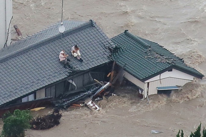 Тайфуны в Японии привели к сильным наводнениям. Фото:  JIJI PRESS/AFP/Getty Images | Epoch Times Россия