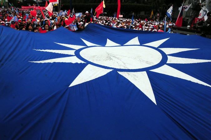 Флаг Китайской Республики во время митинга, организованного Ма Инцзю, кандидатом в президенты от правящей партии Гоминьдан в Тайбэе, Тайвань, 8 января 2012 года. Фото: Aaron Tam/AFP/Getty Images | Epoch Times Россия