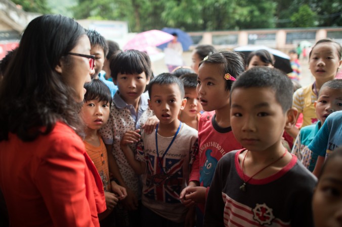 Дети в китайском городе Сианхэ, провинция Гуанси, 19 июня 2015 г. Фото: JOHANNES EISELE/AFP/Getty Images | Epoch Times Россия