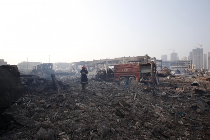 Пожарный на месте взрывов в Тяньцзине, 15 августа 2015 г. Фото: STR/AFP/Getty Images | Epoch Times Россия
