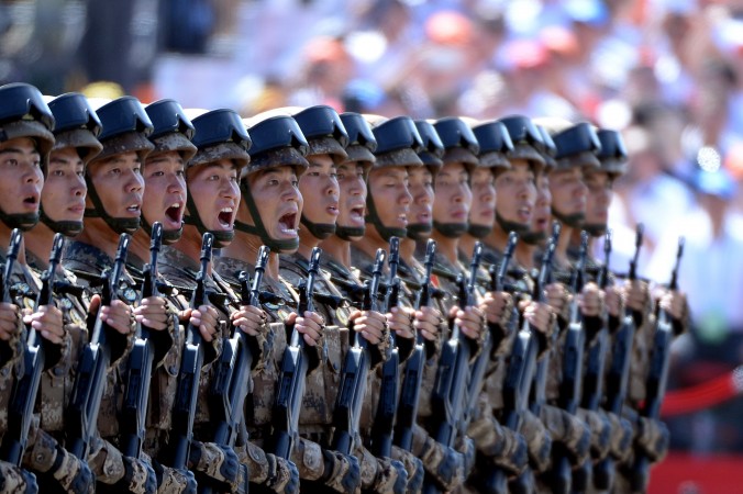 Китайские солдаты маршируют во время военного парада на площади Тяньаньмэнь в Пекине 3 сентября. Фото: Wang Zhao/AFP/Getty Images | Epoch Times Россия