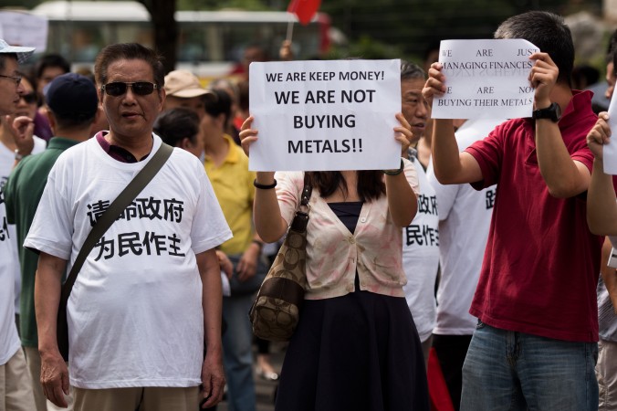 Демонстранты протестуют против заморозки вкладов биржей металлов «Фанья» в Шанхае, 25 сентября 2015 года. Фото: Johannes Eisele/AFP/Getty Images | Epoch Times Россия