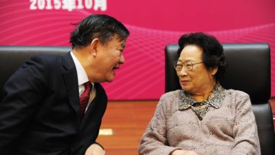 Китаянка получила Нобелевскую премию, но её коллеги этому не рады